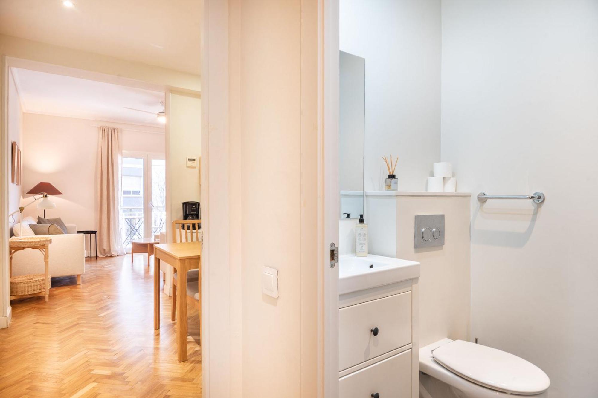 Warmth And Comfort In The Sought-after Eixample *