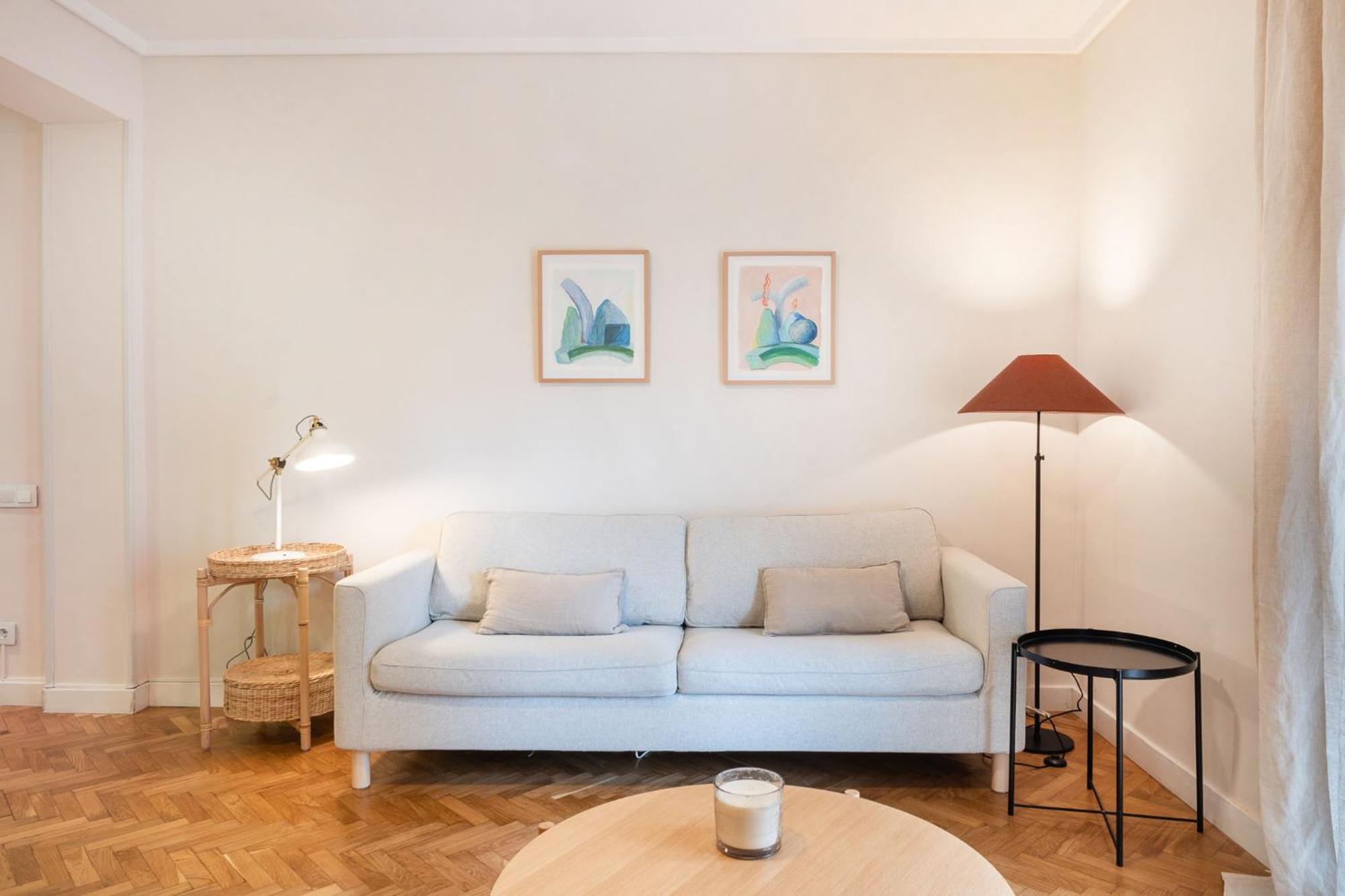 Warmth And Comfort In The Sought-after Eixample Appartement