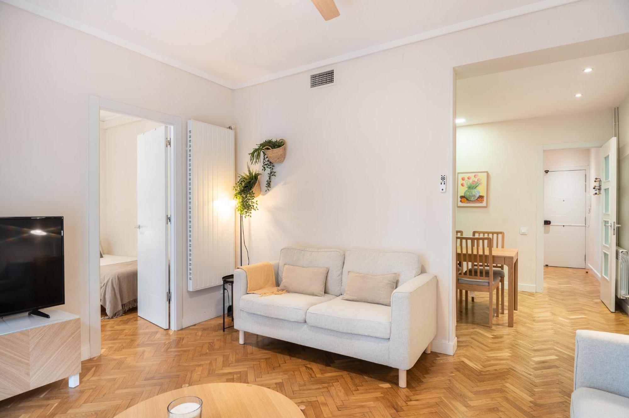 Warmth And Comfort In The Sought-after Eixample *
