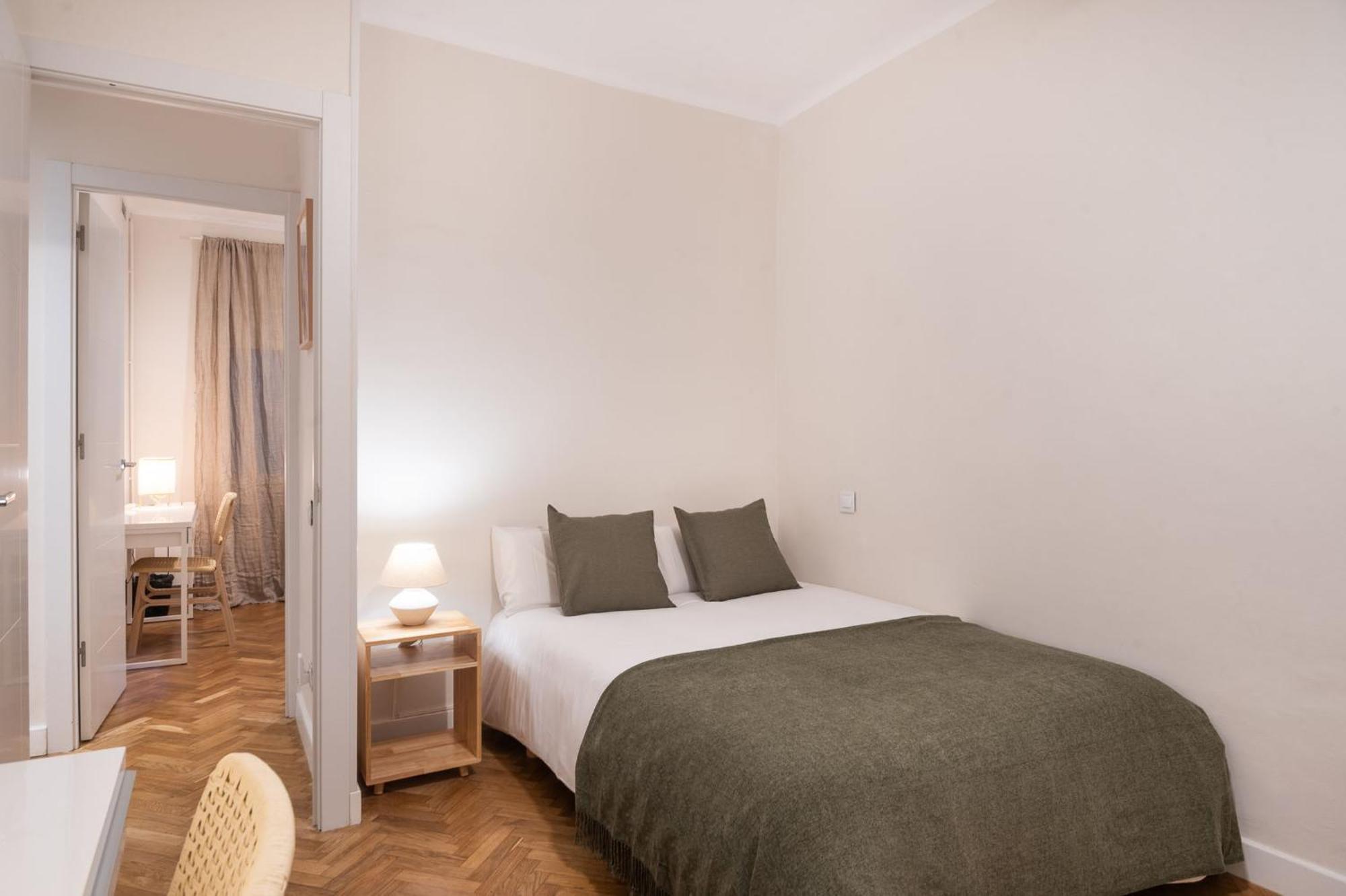 Warmth And Comfort In The Sought-after Eixample Appartement *