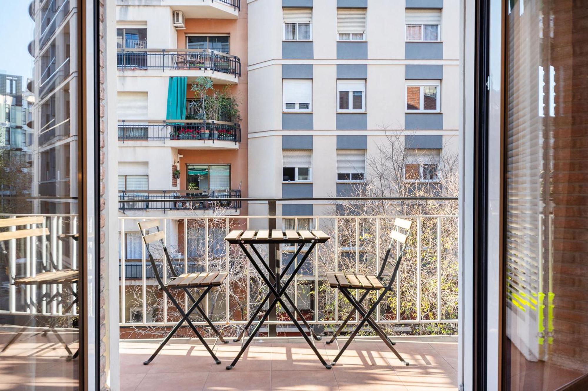 Warmth And Comfort In The Sought-after Eixample Barcelone