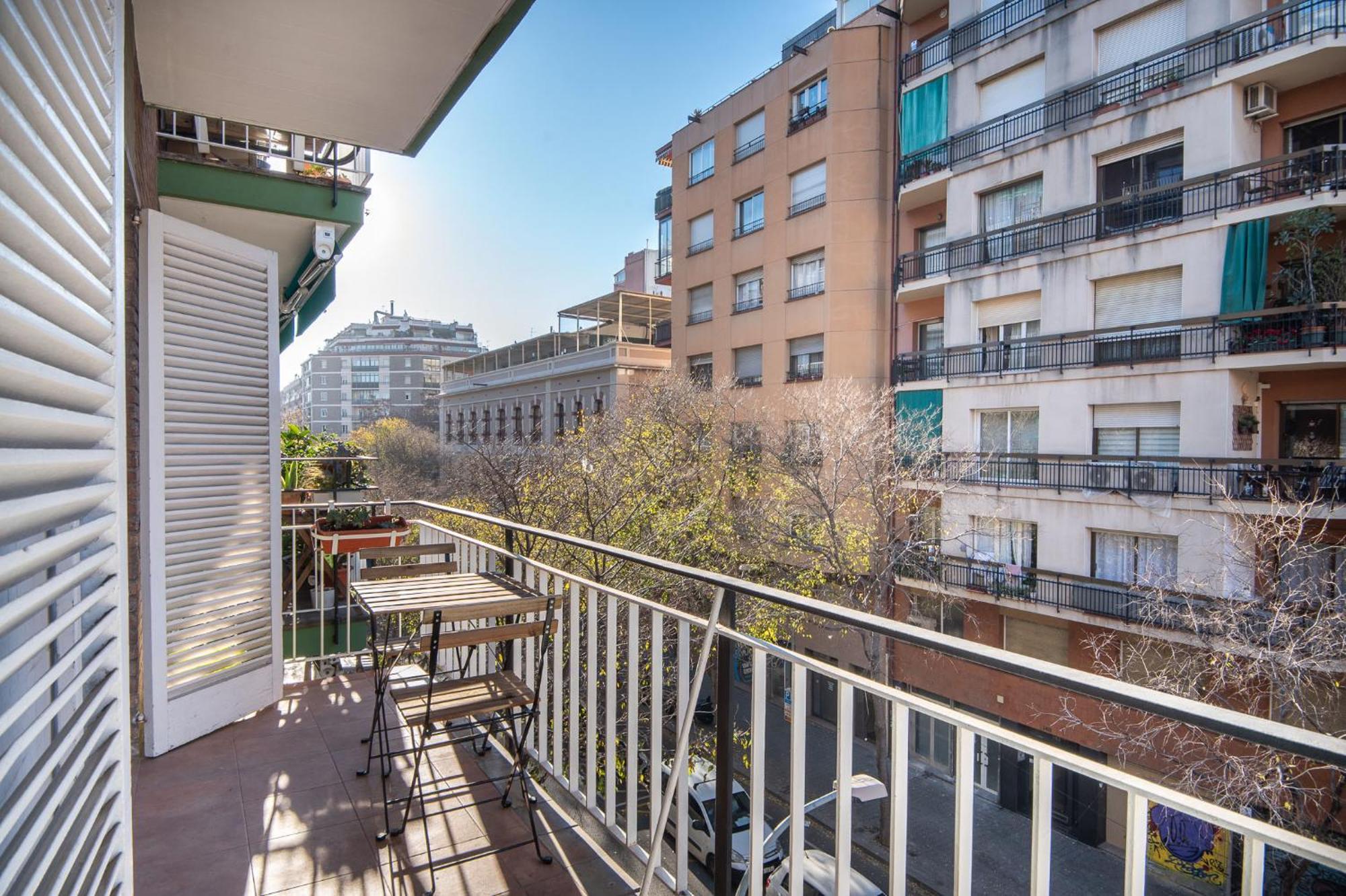 Warmth And Comfort In The Sought-after Eixample Appartement *